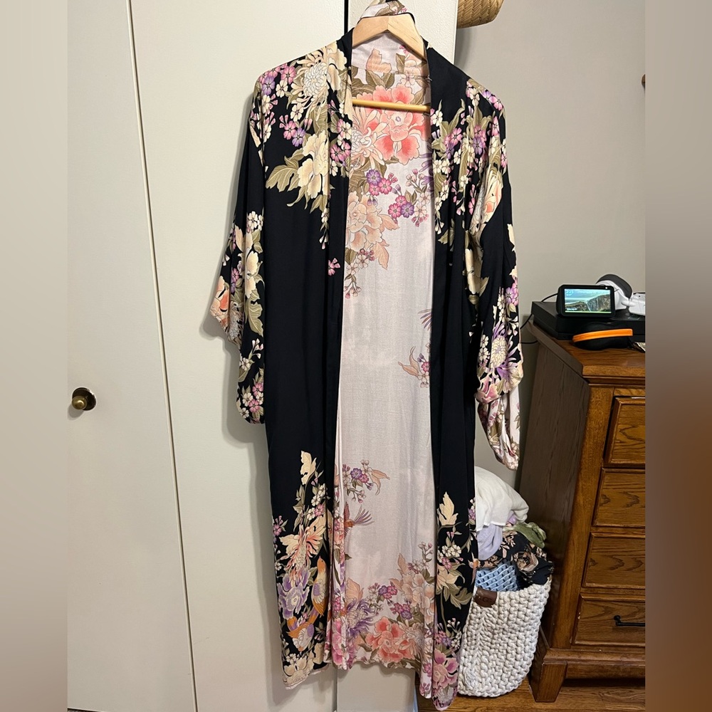 Spell Blue Skies Kimono with tie. A few small runs. Reversible one size